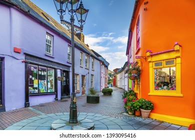 Straße mit hellen Häusern in Kinsale, Irland
