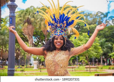 Street carnival. afro woman enjoying and dressed for carnival
