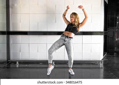 Street Dance Woman