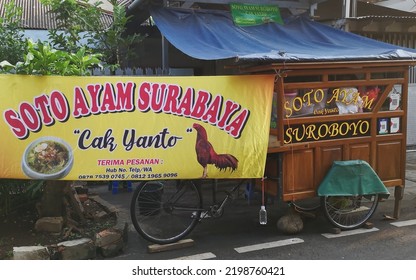 Street Food Soto Ayam Surabaya, Sold On The Side Of The Road And Takes Orders Over The Phone.  Pulogadung East Jakarta September 2022