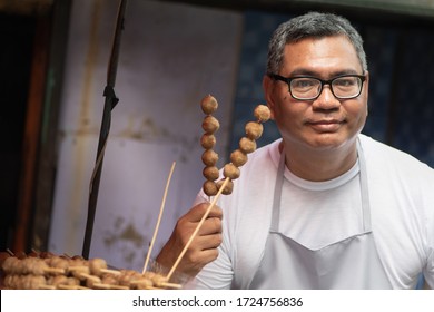 Street Hawker Man Working With His Delicious Meatball Skewer Street Food; Concept Of Asian Street Food, Tourism With Local Food, Small Business, Meal Vendor, Street Food Hawker