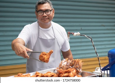 Street Hawker Man Working With His Delicious Traditional Crispy Fried Chicken Street Food; Concept Of Asian Street Food, Tourism With Local Food, Small Business, Street Food Uncle Hawker