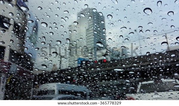 Street in the heavy\
rain\
\

