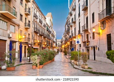 Street In La Kalsa Or Mandamento Tribunali, The Old Arab Quarter Of Palermo And One Of The Four Historic Centre In Palermo , Sicily.