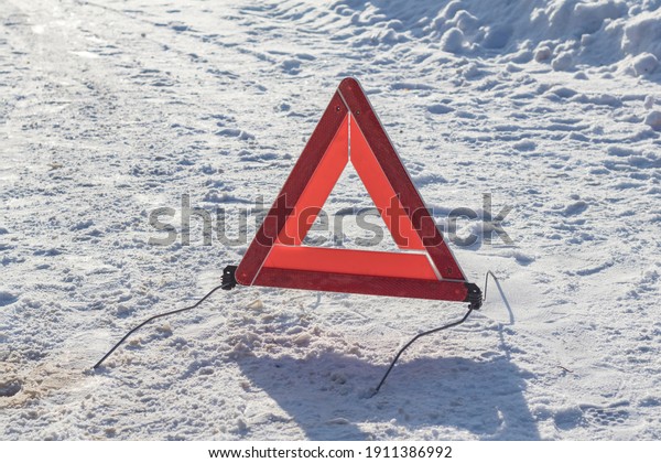 street\
lighting. white snow. street lighting. white snow. There\'s a pack\
sign on it. Warns of a car breakdown or danger. It is necessary to\
increase attention, or provide\
assistance