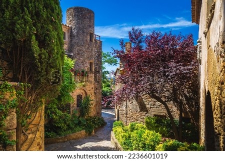 Street in Pals, a medieval town in Catalonia, northern Spain, a few kilometres from the sea in the heart of the Bay of Emporda on the Costa Brava. Imagine de stoc © 