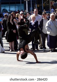 Street Performer Amazes Crowd In New York City