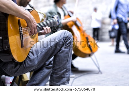 street performers with guitar, with audience 