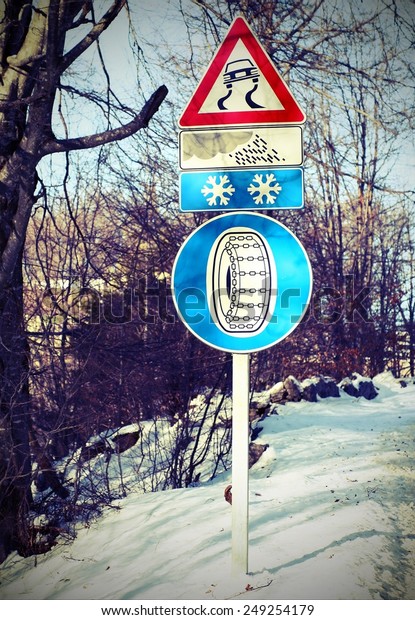 street\
sign and an indication of snow chains in\
winter