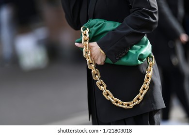 Street style accessories – Green leather purse with an oversized golden chain – StreetStyleFW2020