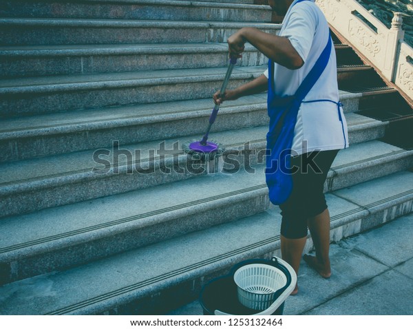 Street Sweeper\
cleaning