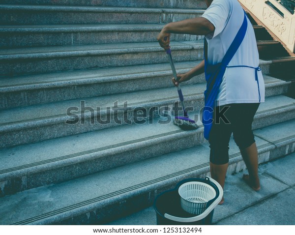 Street Sweeper\
cleaning