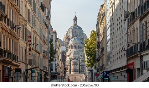 StraßAnsicht der historischen Kathedrale La Major in Marseille in Südfrankreich