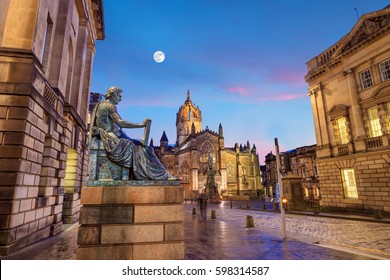 Street View Of The Historic Royal Mile, Edinburgh, Scotland