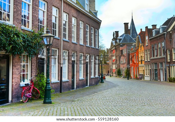 オランダ オランダ ライデンの街並み 伝統的な家 自転車 の写真素材 今すぐ編集