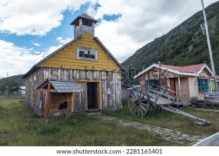 Street views, details from Villa O'Higgins is connected to the rest of Chile by the Carretera Austral (Southern Highway) – the final 120 km of which were completed southwards from Puerto Yungay in 200 Foto stock © 