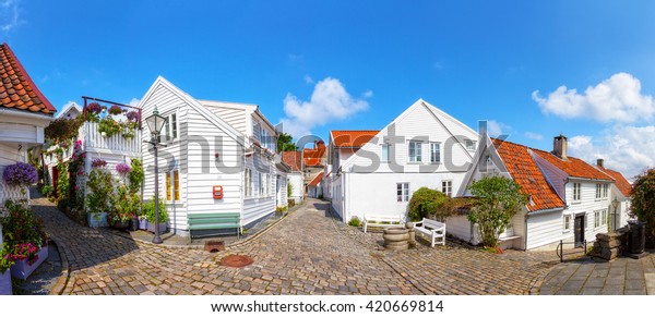 ノルウェーのスタバンガーの古い地域にある街と白い家 の写真素材 今すぐ編集