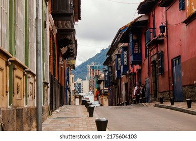 Straßen des Viertels La Candelaria, mit Gebäuden aus der Kolonialzeit, wichtige touristische Stätte der Stadt, Bogotá Kolumbien 6. Juli 2022