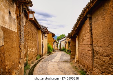 Die Straßen der Altstadt von Shaxi, gesäumt von erdgeschichtlichen Häusern