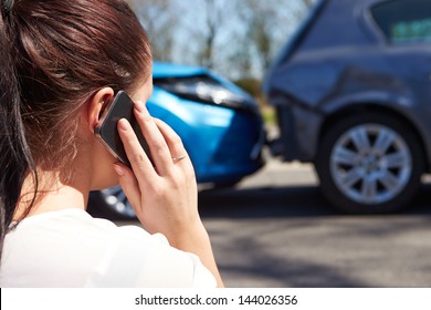 Stressierter Fahrer, der nach Verkehrsunfall auf der Straße sitzt
