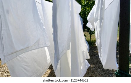 Stretched linen and sheets that dry in the sun of Provence