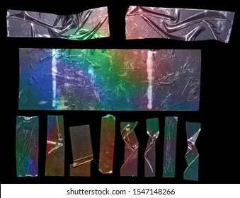 Streifen Klebestücke. Metallische holografische Klebebandformen schneiden einzeln auf schwarzem Hintergrund mit Regenbogenstruktur. Schlaue, flexible, zerbrochene Aufkleber mit Kratzern.