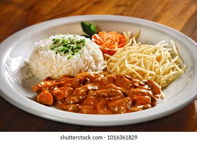strogonoff with rice and chips