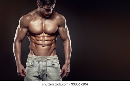 Strong Athletic Man Fitness Model Torso mit sechs Packungen. einzeln auf schwarzem Hintergrund mit Kopienraum