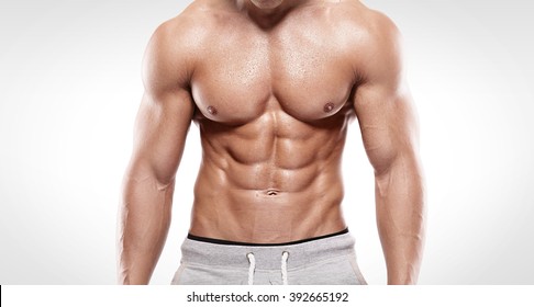 Starker Athletiker mit muskulärem Körper und Sechspackungen auf weißem Hintergrund