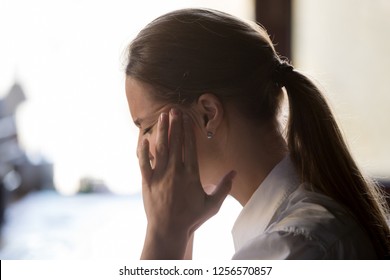 Dolor de cabeza cansado y nauseabundo