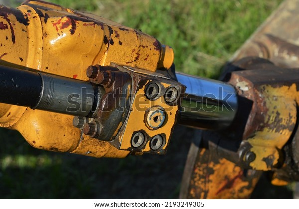 Strong\
hydraulic cylinder of an industrial\
machine