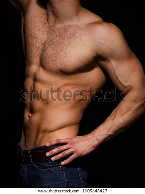 強い男 胴体の男 Ab 6つのパック 裸の筋肉質の男 筋肉質の体を持つセクシーな男性 ヌード胴 強い男性 スポーツマン 筋肉 裸の胴体を持つ運動選手 ジーンズ ボディビルディングのスポーツマン の写真素材 今すぐ編集