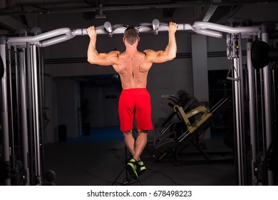 6,072 Men doing pull ups Images, Stock Photos & Vectors | Shutterstock