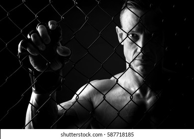 Fuerte luchador de artes marciales mixtas dentro de la jaula