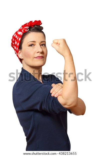 白い背景に強く自信満々の女性で、握り拳で袖をまくり上げ、米国女性解放運動のアイコン、ロージー・リベター、コピー用スペース