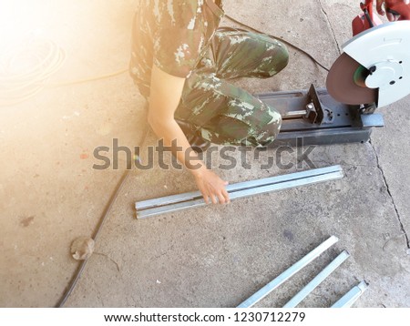 Strong soldiers are casting iron for welding and cutting. To make an aluminum structure.