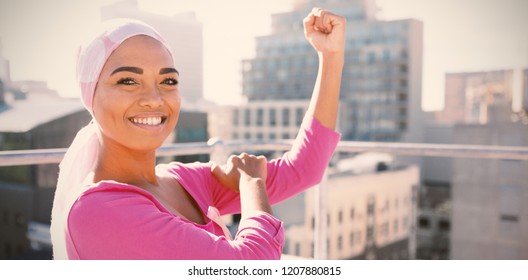 Starke Frau mit Mantra-Schal in der Stadt mit Brustkrebs-Bewusstsein