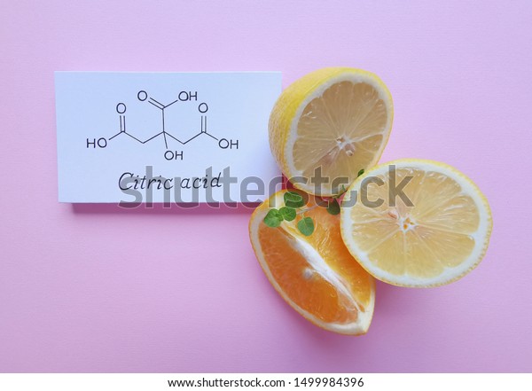 クエン酸分子の構造化学式とレモンとオレンジの果実 柑橘類にクエン酸が含まれ 食品 洗浄剤 栄養補助食品等に添加剤として用いられる の写真素材 今すぐ編集