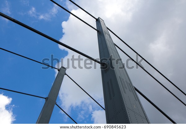 The structural engineering of the\
Theodor-Heuss-Bridge in Dusseldorf in detail\
