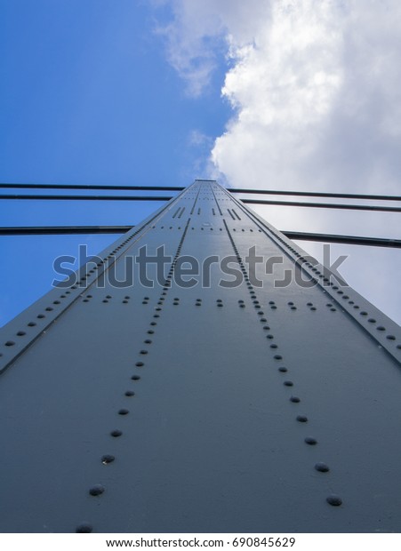 The structural engineering of the
Theodor-Heuss-Bridge in Dusseldorf in detail
