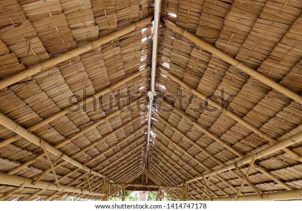 竹小屋の構造 竹小屋 竹の小屋は生きるために作られる 屋根の部分は竹でできている の写真素材 今すぐ編集