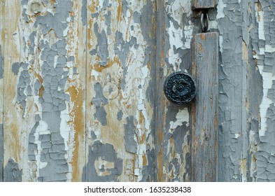 The structure of the old tree. The paint is climbing off the wall. Old paint. The structure of the old paint. Old vintage door