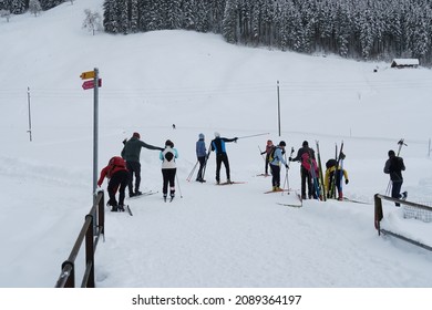 Studen, Switzerland 12 11 2021 Cross Country Skiers On The Beginning Of The Trail. They Put The Skis On, Contemplate The Trail And Are Looking Forward To Enjoy The Winter Sport.