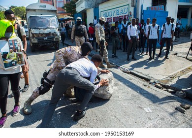 A Student Helps The Police To Unblock The Street During A Demonstration Against The Kidnapping In Haiti, Port-au-Prince, Jan 21, 2021 (Photo Odelyn Joseph)