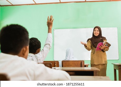 10,284 Muslim Teacher Images, Stock Photos & Vectors | Shutterstock