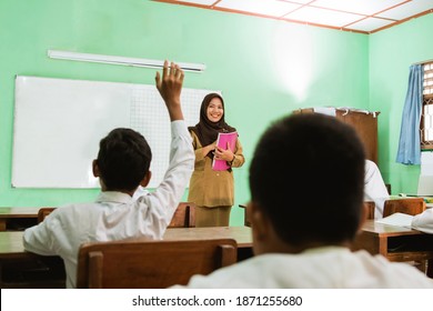 10,284 Muslim Teacher Images, Stock Photos & Vectors | Shutterstock