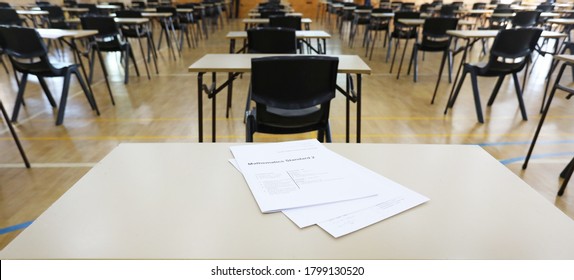 Vista de los ojos de los estudiantes de un examen de matemáticas preparado en una mesa de escritorio. La escuela secundaria vacía está lista para los exámenes finales más importantes. 
