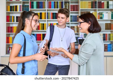 Students Teenagers Talking With Woman Teacher Mentor