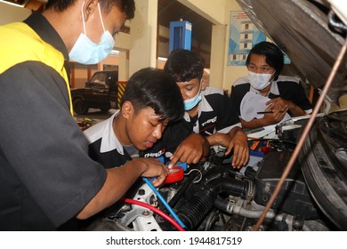 Students In Vocational Schools Are Practicing Car Repair. Photo Taken In Central Java, Indonesia On March 25, 2021.