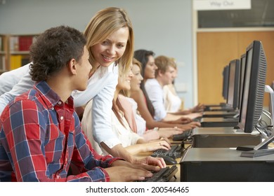 Estudiantes trabajando en computadoras